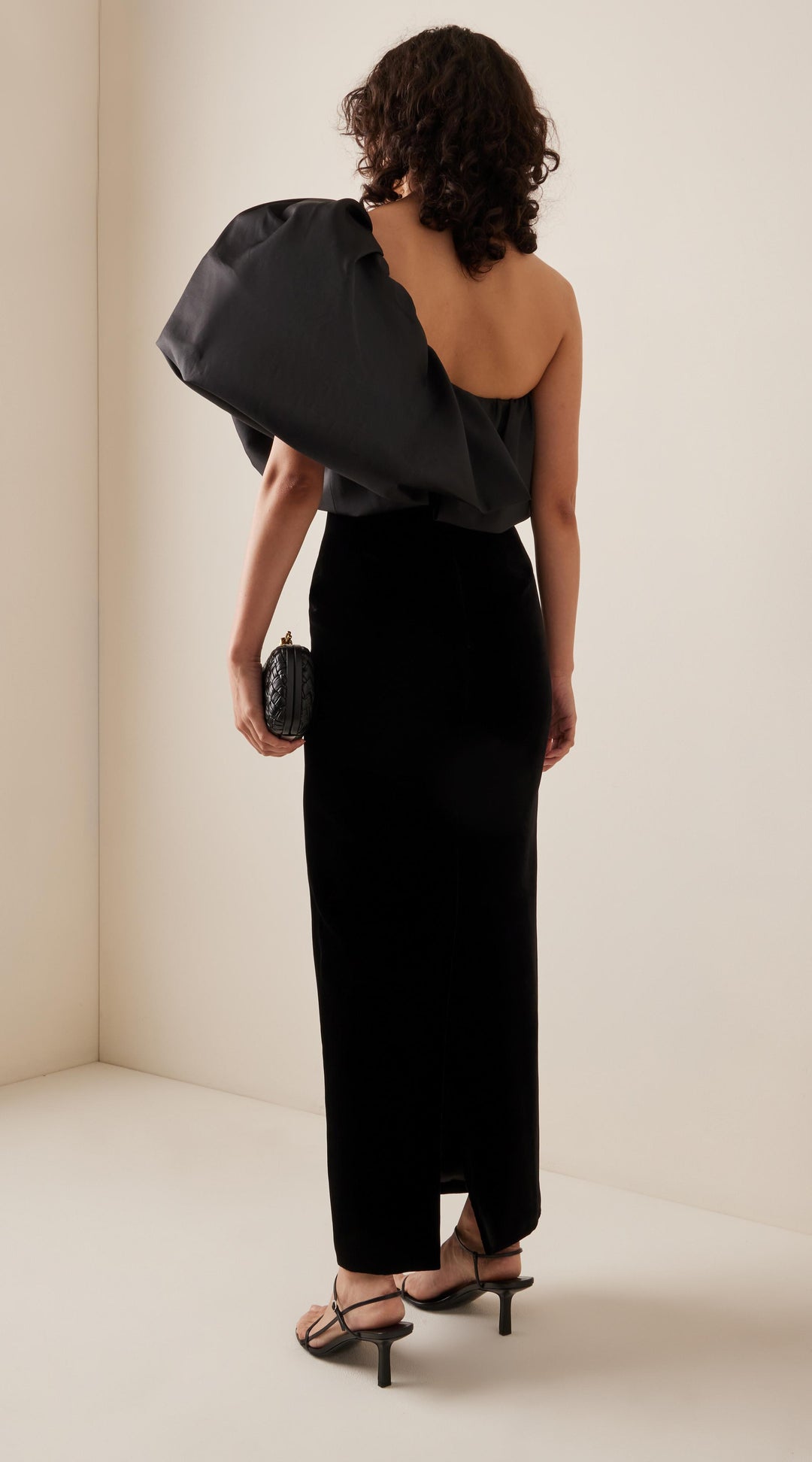 JENNA – Rochie catifea neagră asimetrica (INCHIRIERE)